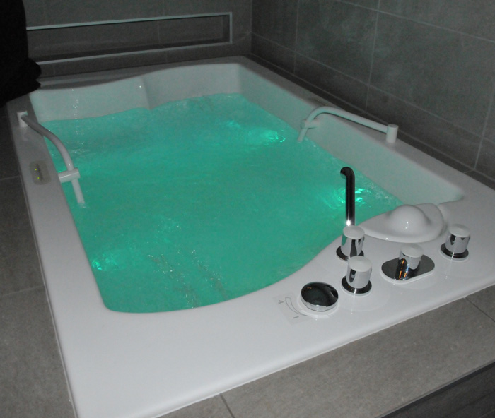 Institut & Spa L'Eveil des Sens - jacuzzi avec chromothérapie